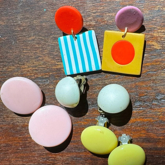 Vintage collection of 4 pairs of earrings clip & posts  white yellow pink multi - Picture 5 of 6